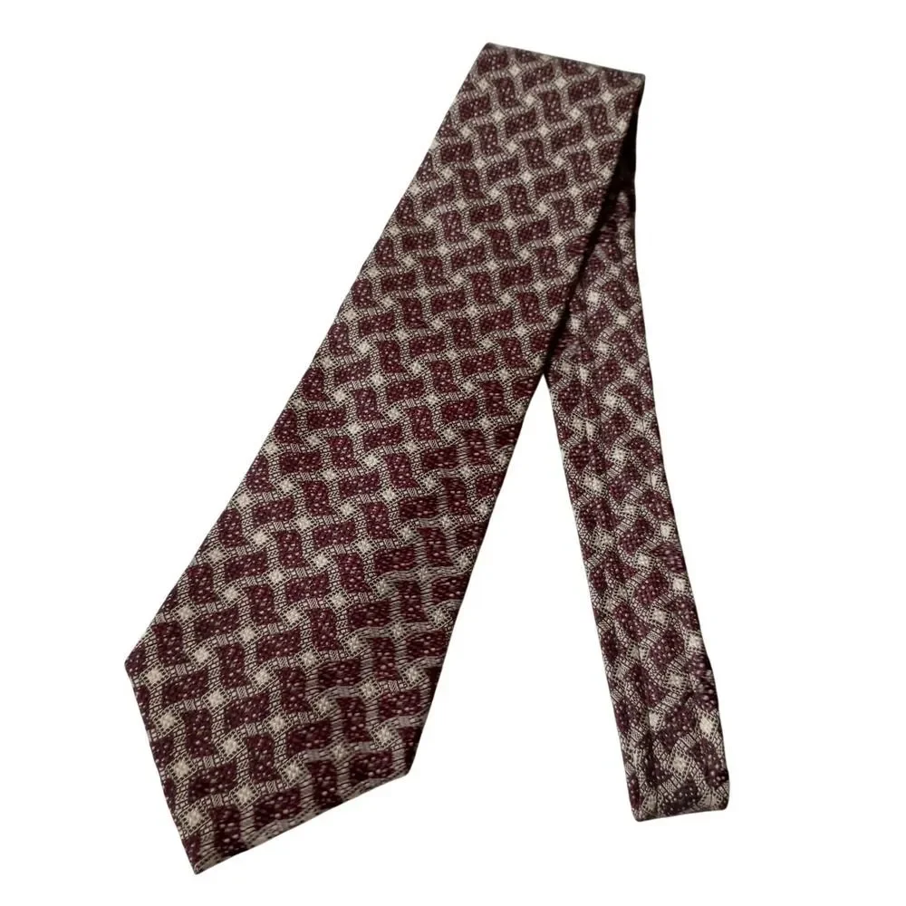 Hunt Club Mens Burgundy Geometric 100% Silk Necktie Made in USA Classic Tie
